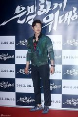 组图：裴勇俊捧场韩片首映 金贤重宋仲基齐亮相