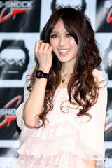 幻灯：美女冯媛甄为名表代言 直言酷爱户外运动