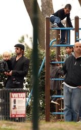 幻灯图集：布拉德-皮特变全职妇男 带孩子逛公园