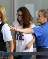 组图：斯图尔特率性装现身机场 赶赴多伦多影展