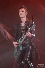 组图：郑伊健开唱秀肌肉与女模热舞 蒙嘉慧现身支持