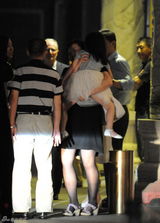 组图：王菲李亚鹏携女视察嫣然天使儿童医院