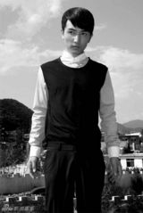 组图：许诺拍黑白写真 简约风格秀淳朴帅气