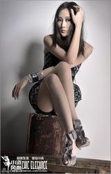 幻灯组图：“龙女郎”林鹏新造型 演绎狂野魅惑