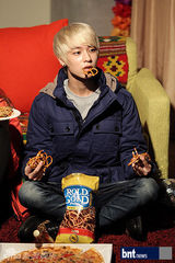 组图：TeenTop拍摄广告写真 精致亮相摄影棚