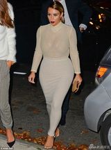 组图：卡戴珊网纹装豪气亮相 肉色上衣似真空