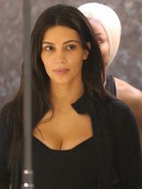 组图：金-卡戴珊现身加州 携友人健身录真人秀