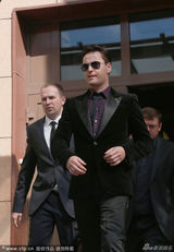 组图：维塔斯被判袭警罚款不到2万 微笑出法院