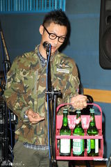 组图：余文乐台北探班张震岳 遭媒体围堵喊冤