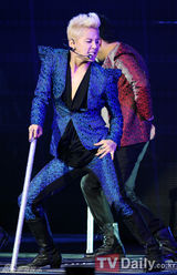 组图：JYJ金俊秀举行SOLO专辑首秀打造视听盛宴