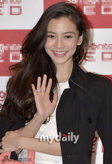 组图：baby俏丽赴韩会金秀贤 嘟嘴甜笑抛媚眼