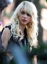 高清组图：泰勒-摩森片场秀 带搭配超短裙