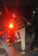 组图：房祖名与助理带台北小吃低调赴京