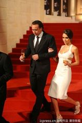 组图：杰西卡-阿尔芭着镂空裙挽尼古拉斯