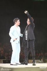 组图：吕方香港红馆开唱 好友伦永亮杜德伟撑场