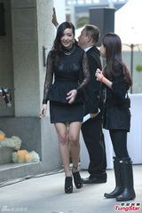 组图：张震大婚献吻娇妻 亲手为新娘提裙摆