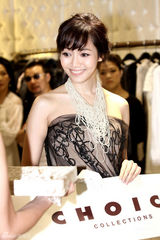 组图：侯佩岑黑色薄纱装证未孕 端庄大方秀香肩