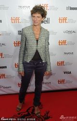 组图：《美好的时光》首映 阿尔丹搭貂皮显贵气