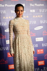 组图：舒淇镂花长裙亮相红毯 梁家辉绅士风