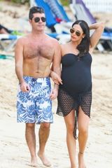 组图：毒舌评委西蒙半裸漫步 怀孕女友肚大如箩