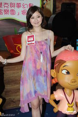 组图：徐淑敏怀孕8月仍窈窕 买好泳衣拍照留念