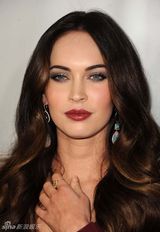 组图：梅根-福克斯美艳亮相《四十不惑》首映