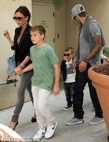 幻灯图：小贝夫妇携子看表演 儿子戴太阳镜造型时尚