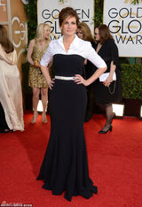 组图：朱莉娅-罗伯茨黑白长礼服显中性