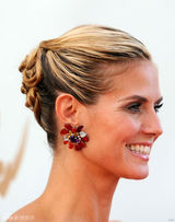 组图：艾美奖红毯 海蒂-克拉姆和老公恩爱亮相