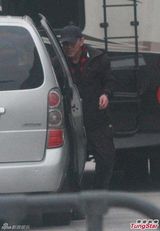 组图：李连杰发福现身 亲哥哥低调变助理抱衣服