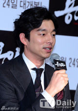 组图：孔侑黑西服帅气出席《嫌疑人》试映会