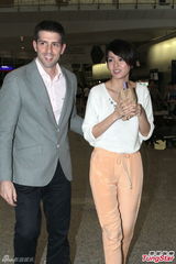 组图：梁咏琪返港老公甜蜜接机 被搂纤腰秀恩爱