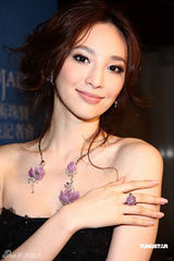 幻灯图：吴佩慈化身艺术大使 展演艺术珠宝气质高贵