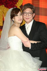 组图：黄小柔出嫁盼造人 穿低胸婚纱挽老公亮相