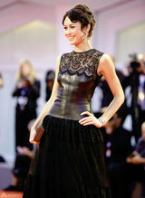 组图：《通往仙境》首映 欧嘉-柯瑞兰寇黑裙亮相