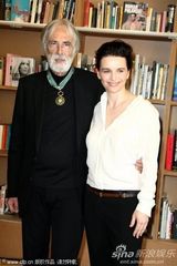 幻灯图集：导演汉内克获文化勋章 比诺什献拥抱