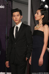 组图：林辰唏莫子仪登对亮相金钟奖红毯