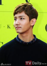 组图：东方神起釜山办签名会休闲装帅气随和