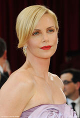 高清组图：奥斯卡红毯 查理兹-塞隆美艳动人