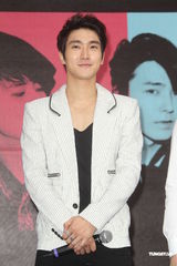 组图：SJ-M台北签唱会 兄弟情深互喂台湾小吃