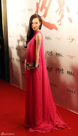 高清图：揭秘霍思燕时尚试装 深V礼服气场逼人  