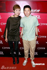 幻灯图：郑少秋与黄耀明等出席《劲歌金曲》录制