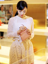 组图：白百何优雅亮相 红唇白裙清新纯美