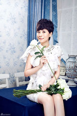 组图：海清淡雅居家写真 清新典雅展熟女风范