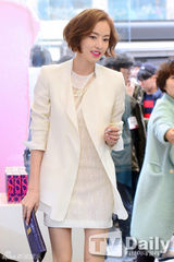 组图：韩星李多熙(李多喜)粉唇亮相纯白连衣裙美丽动人