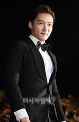 组图：崔振赫黑西服亮相 帅气展型男范儿