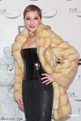 组图：薛芷伦罗霖盛装出席香港皮草设计赛