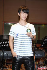 组图：严爵害羞不露人鱼线 女记者上阵验收