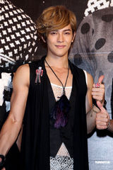 组图：飞轮海签唱会燃“胜利之火” 炎亚纶因病缺席