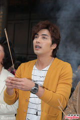 组图：贺军翔坦言将服兵役 拜月老求成家愿望